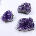 Macro dettagliata di tre gruppi di cristalli di ametista naturale dell'Uruguay viola scuro - Cluster di ametista 120-150g