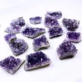 Primo piano di grappoli di cristalli di ametista naturale dell'Uruguay con druzy viola - Cluster di ametista 5-10g
