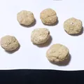 Detailansicht natürlicher roher hohler Achat-Geoden-Steine für Sammlung und Mineralogie - Ca. 2–3 cm pro Stück