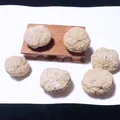 Natürliche hohle Achatkristall-Geoden und Rohmineralsteine mit hölzernem Displayständer - Marokko-Geode 5-8cm 1000g