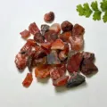 Natürliche rote Karneol-Rohkristallsteine zur Aromadiffusion und für Wohndekoration - Südländischer Roter Achat / 100 g