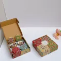 Set de regalo de velas aromáticas con patrones de mandalas en latas y caja - Caja de regalo de 4 unidades / Fresia