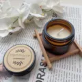 Macro di una candela profumata alla soia da 35g in vasetto di vetro marrone con base legno. - Tazza Marrone Media (4.5X5.5cm) / Violetta Intensa