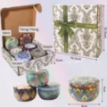 Dettagli dimensionali del set regalo da 4 candele profumate con barattoli floreali - Stile J (Set di 4 Confezione Regalo) / Set di 4