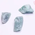 Unregelmäßige natürliche Rohkristall-Edelsteine mit vorgebohrten Löchern für DIY-Schmuck - Grüner Aventurin