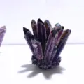 Vista macro di un gruppo di cristalli di ametista naturale per la decorazione della casa - Ornamento Grappolo Ametista / Circa 200-300g Confezione