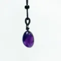 Natürlicher Amethyst-Trommelstein-Anhänger mit schwarzer verstellbarer Kordelkette - Amethyst