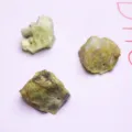 Natürlicher unregelmäßiger grüner Kristall-Rohsteinanhänger mit Loch für DIY-Schmuck - Opal
