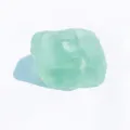 Natuurlijke groene ruwe kristalsteen mineraal monster voor geologische wetenschap en aromatherapie. - Groene Fluoriet / 5-7cm
