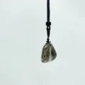 Natürlicher Kristallanhänger an einer schlichten schwarzen Kordel, ideales Geschenk - Rauchquarz