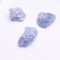 Drei Stück unregelmäßige rohe hellblaue Naturkristallsteine für die DIY-Schmuckherstellung von Hand - Coelestin