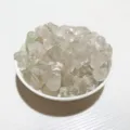 Natürliche klare Kristall-Bruchsteine für DIY-Schmuckdeko in einer kleinen weißen Schale - Weiß Kristall / 100g Packung