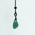 Anhänger aus natürlichem grünem Kristall mit minimalistischer schwarzer Kordel - Aventurin-Jade