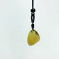 Natürlicher Trommelstein Kristallanhänger an einer minimalistischen schwarzen Kordelkette - Achat