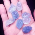 Unregelmäßige blaue Naturkristallsteine in der Handfläche für DIY-Schmuckherstellung - Aquamarin
