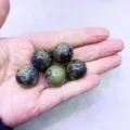 Set di sfere di cristallo naturale levigato verde e nero per la creazione di gioielli - Sfera di Pietra Sangue di Drago