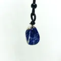 Handgefertigte Halskette mit natürlichem Sodalith-Kristallanhänger und schwarzer Kordel - Blauer Sodalith