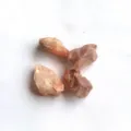 Set mit vier unregelmäßigen natürlichen rosa Quarz-Rohsteinen für DIY-Schmuckherstellung - Roter Hasenhaar-Quarz