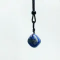 Minimalistischer Anhänger aus natürlichem Lapislazuli mit schwarzer geflochtener Kordel - Lapislazuli