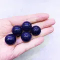 Cinque sfere di cristallo di pietra arenaria blu scintillanti per la creazione di gioielli - Sfera di Goldstone Blu Sintetica