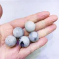 Sfere di cristallo grigio naturale per gioielli fai da te e accenti decorativi - Sfera di Labradorite