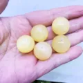 Sfere di cristallo giallo pallido naturale nel palmo per gioielli e decori DIY - Sfera di Giada Gialla