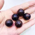 Sfere in ossidiana naturale lucida per creazione gioielli DIY e griglie di cristalli. - Sfera di Pietra del Cigno Dorato