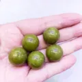 Cinque sfere di pietra naturale verde lucida per la creazione di gioielli fai da te - Stile Giada Xiuyu