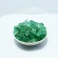 Close-up van natuurlijke groene fluoriet ruwe stenen in een witte kom voor huisdecoratie - 1-2cm Grind (Lvyingshi Shuishi) / 1000g Verpakking