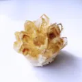 Dettaglio macro di un ammasso di cristalli di citrina naturale con sfaccettature oro - 6-7cm (200-300g)