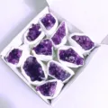 Spécimens de grappes d'améthyste naturelle d'Uruguay dans un coffret cadeau blanc élégant - Coffret d'Amas d'Améthyste Violet Profond / Environ 400-500g/Boîte