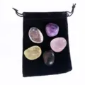 Σετ πέντε φυσικών θεραπευτικών κρυστάλλων με μαύρη βελούδινη τσάντα αποθήκευσης - Γυαλισμένες Πέτρες 5 Χρωμάτων / Περίπου 2-3cm