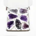 Ensemble de grappes de cristaux d'améthyste naturelle d'Uruguay dans un coffret cadeau blanc. - Coffret d'Amas d'Améthyste Violet Clair / Environ 400-500g/Boîte