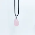 Collar con colgante de cristal de cuarzo rosa natural y cordón negro ajustable - Colgante de Piedra / Cuarzo rosa