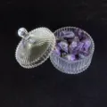 Ribbelglas schaal met deksel gevuld met natuurlijke ruwe paarse amethist kristallen - Amethist Stenen (Geribbelde Kom) / 300g Verpakking