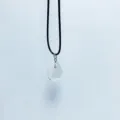 Colgante de cristal de roca natural transparente en cordón negro para collar artesanal - Colgante de Piedra / Cristal de roca