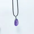 Colgante de amatista natural de piedra pulida con cordón negro - Colgante de Piedra / Amatista