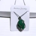 Elegante Halskette mit grünem Naturkristall-Anhänger in silbernem Metallnetz-Käfig - Aventurin-Jade / Netztasche Halskette