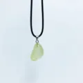 Collar con colgante de cristal verde claro natural y cordón negro minimalista. - Colgante de Piedra / Citrino