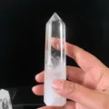 Baguette en cristal de roche naturel poli de forme hexagonale tenue à la main en détail. - Pilier de Quartz Clair / Env. 11-13cm 170-200g