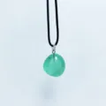 Collar con colgante de piedra de cristal verde natural con cordón negro ajustable - Colgante de Piedra / Fluorita Verde