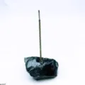 Minimalistischer natürlicher schwarzer Kristall-Rohstein Räucherstäbchenhalter für Zuhause - Obsidian / 3-5CM