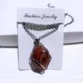 Handgefertigte silberne Metallnetzhalskette mit einem natürlichen roten Kristallanhänger - Südlicher Roter Achat / Netztasche Halskette