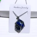 Halskette mit Lapis-Lazuli-Kristallanhänger und silbernem Metalldrahtkäfig-Design - Lapislazuli / Netztasche Halskette