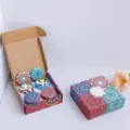 Set de regalo de velas aromáticas de soja con latas metálicas decorativas florales - Caja de regalo de 4 unidades / Fresia