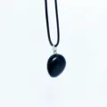 Collar con colgante de piedra rodada negra natural en un cordón negro de estilo sencillo - Colgante de Piedra / Obsidiana