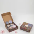 Set de regalo de 4 velas aromáticas en latas de mandalas en una caja decorativa - Caja de regalo de 4 unidades / Fresia