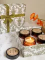 Luxus-Set mit Sojawachs-Duftkerzen in 35g Braunglas-Gläsern und floraler Geschenkverpackung - Brauner Becher 4-teiliges Geschenkset
