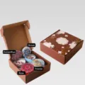 Dettaglio di un set di 4 candele profumate in cera di soia con fiori secchi in scatola - Stile X (Set di 4 Confezione Regalo) / Set di 4