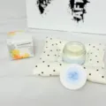 Vela aromática artesanal de cera de soja en tarro sobre un cojín de lunares blancos. - Leche de Coco / Tarro de Vidrio (5x3.5cm)